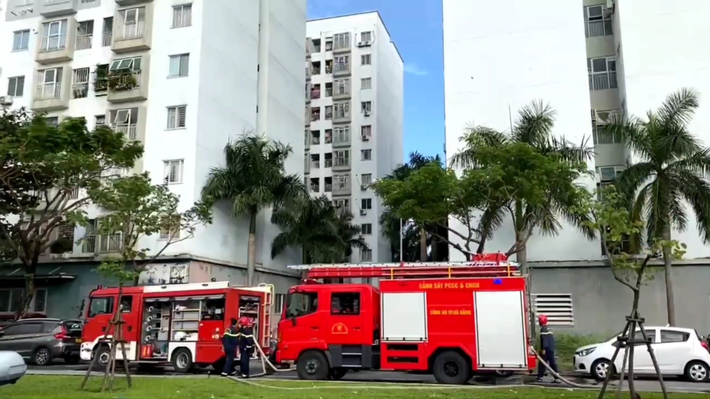 Nhận được tin báo, lực lượng cảnh sát PCCC đã điều xe cứu hỏa cùng hàng chục cán bộ chiến sĩ đến hiện trường triển khai dập lửa.