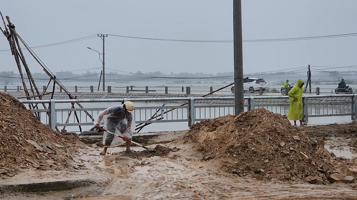 Đất đá thi công giăng tứ bề khiến mặt đường càng thêm hẹp.