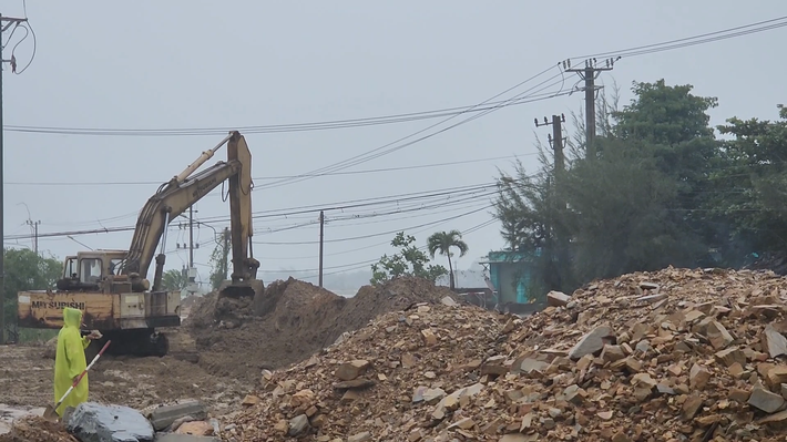 Khởi công từ tháng 9/2020, nhưng đến nay do còn nhiều vướng mắc trong giải phóng mặt bằng nên dự án vẫn trong cảnh ngổn ngang.