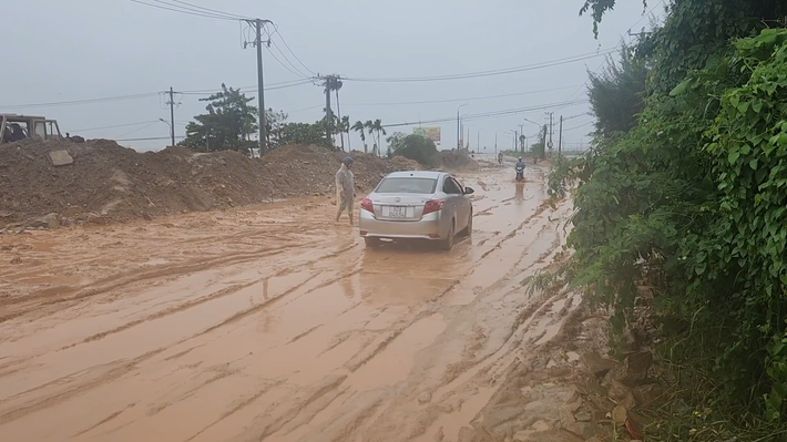 Đoạn đường từ ngã 3 cây xăng Sông Lai đến cống Lai Nghi thi công dang dở suốt nhiều tháng nay giờ ngập ngụa bùn đất.