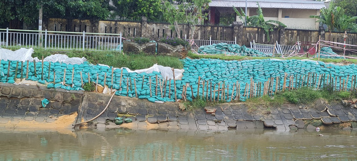 Bờ kè kênh thoát nước Phú Lộc, cạnh Trường Tiểu học Lê Văn Tám, thuộc địa phận phường Thanh Khê Tây, quận Thanh Khê, TP. Đà Nẵng bị sụt lún nghiêm trọng.