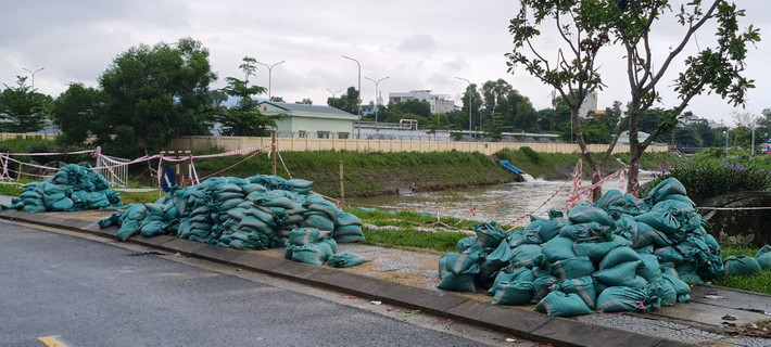 La liệt bao cát được chuẩn bị sẵn trên vỉa hè.