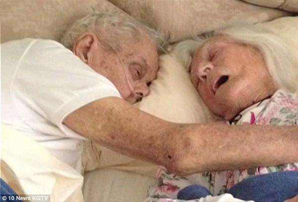 Cụ bà Jeanette Toczko, 96 tuổi, và cụ ông Alexander Toczko, 95 tuổi, ở San Diego, California, Mỹ, ôm nhau qua đời sau 75 năm chung sống. Hai người mất cách nhau vài giờ hôm 17/6. Bức ảnh cuối cùng của hai ông bà do con cháu chụp khiến hàng triệu người xem nghẹn ngào.