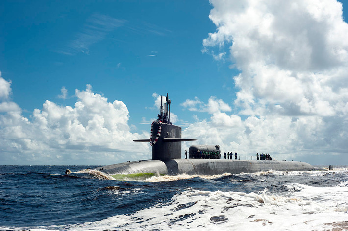 Tổng cộng Mỹ đang có 2 tàu ngầm trong khu vực này, đầu tiên là chiếc USS Georgia mang số hiệu SSBN-729. Đây là tàu ngầm được đóng theo lớp Ohio và có khả năng mang theo tối đa lên tới... 154 tên lửa Tomahawk. Nguồn ảnh: USNI.