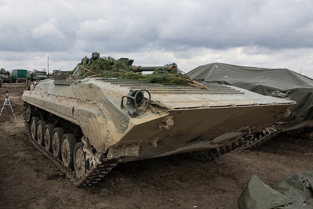 Trên thực tế BMP-1AK của Ba Lan chỉ là một biến thể cải tiến từ xe chiến đấu bộ binh BMP-1 do Liên Xô chế tạo trước đây với một số thay đổi về nội thất bên trong và lớp giáp bảo vệ bên ngoài. Nguồn ảnh: Flickr.