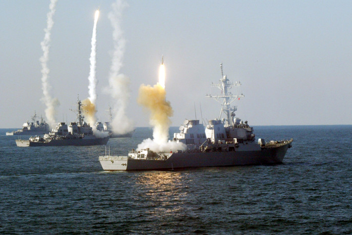 Tiếp theo là khu trục hạm USS Carney, đây cũng là một khu trục hạm khác được đóng theo lớp Arleigh Burke và cũng có khả năng mang theo tối đa 90 tên lửa Tomahawk. Ảnh: USS Carney ở gần nhất. Nguồn ảnh: USNI.