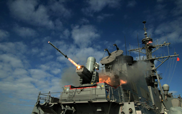Ngoài việc có thể mang theo tối đa 90 quả Tomahawk, các tàu thuộc lớp Arleigh Burke của Mỹ còn được trnag bị 2 dàn phóng tên lửa chống hạm Mk 141, 1 khẩu pháo 127mm, 2 khẩu 25mm, 4 khẩu 12,7mm và 2 khẩu pháo cao tốc Phalanx. Nguồn ảnh: USNI.