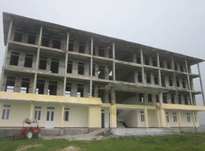 Trường THPT Mai Kính, Hà Tĩnh với số vốn đầu tư lên tới 31,3 tỷ đồng, nhưng khi xây xong phần thô thì phải dừng lại vì trường bị giải thể.