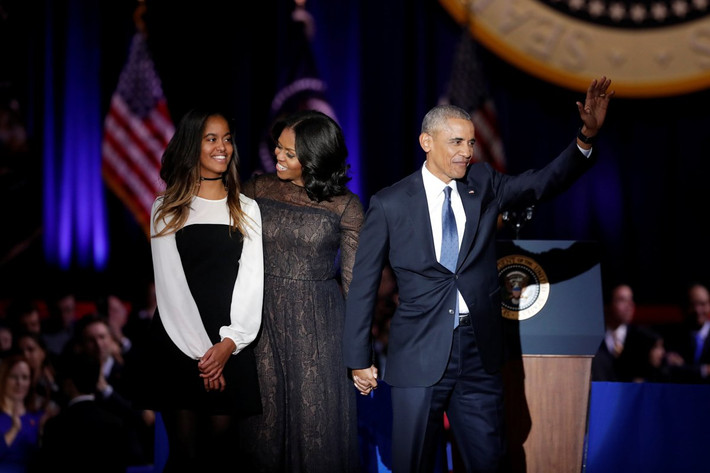 Bà Michelle Obama cùng con gái lớn Malia trên sân khấu sau khi Tổng thống Obama đọc xong bài diễn văn chia tay. Ảnh BI