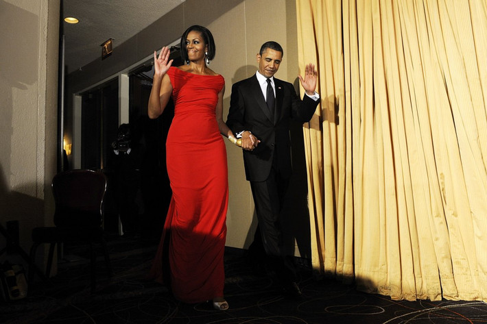 Bà Michelle Obama bước lên sân khấu buổi tiệc thường niên mừng báo chí ở Nhà Trắng năm 2010 trong chiếc đầm đỏ của Prabal Gurung. Ảnh BI