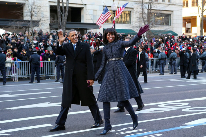 Bà diện áo khoác dáng dài của Thom Browne trong buổi lễ diễu hành nhậm chức cùng Tổng thống Obama hồi năm 2013. Ảnh BI