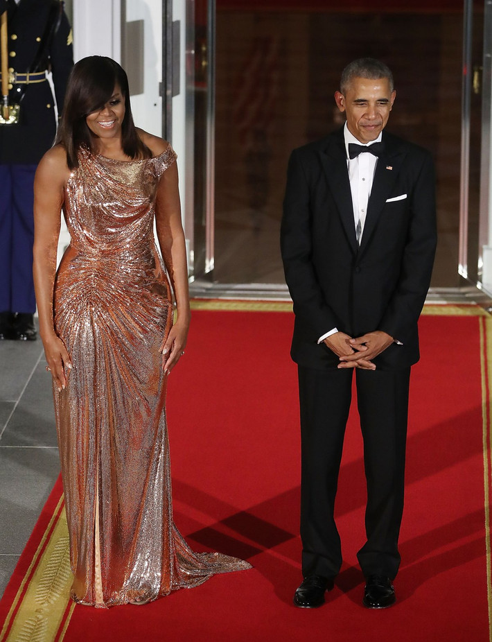Bà diện đầm hồng vàng của Versace trong buổi tiệc cuối cùng của gia đình Obama trên cương vị Tổng thống và Đệ nhất phu nhân Mỹ. Ảnh BI