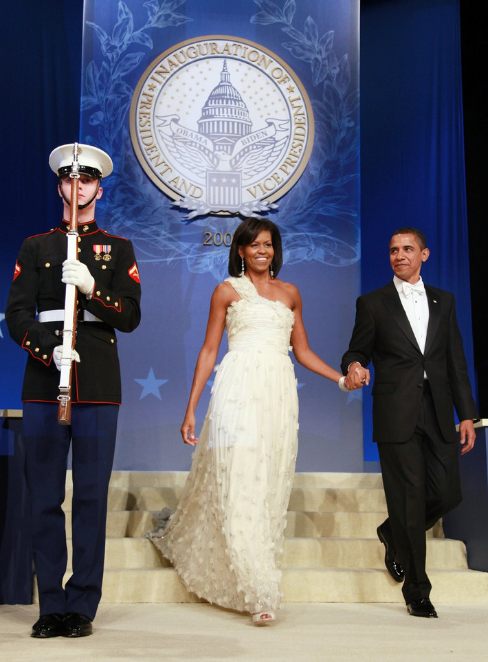 Đệ nhất phu nhân Michelle Obama diện chiếc đầm trắng dài thướt tha của Jason Wu trong tiệc khiêu vũ tối 21/1/2009 mừng chồng bà – Thượng nghị sỹ Barack Obama - nhậm chức Tổng thống Mỹ. Ảnh BI