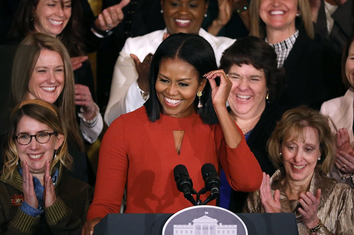 Nụ cười rạng rỡ trong lúc bà Michelle Obama đọc bài phát biểu chính thức cuối cùng trên cương vị Đệ nhất phu nhân Mỹ. Ảnh BI