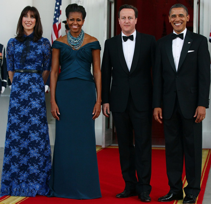 Một thiết kế xanh hở vai của bà Michelle Obama trong lần tiếp đón Thủ tướng Anh David Cameron và vợ Samantha hồi năm 2012. Ảnh BI