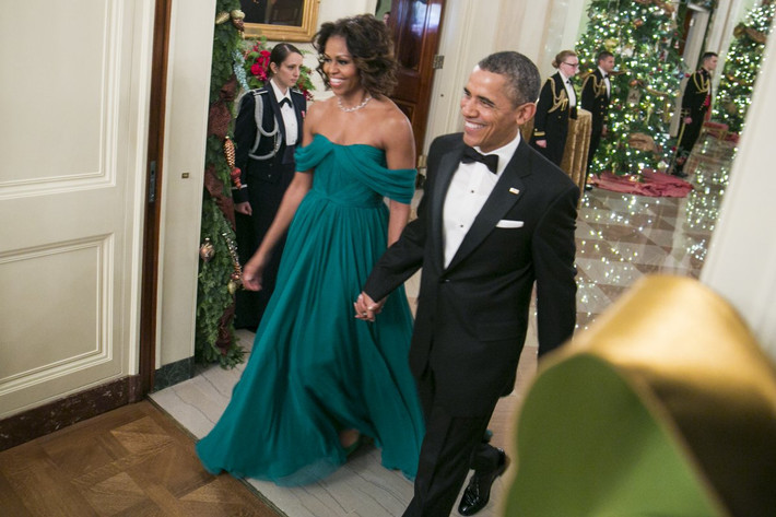 Đệ nhất phu nhân Obama diện đầm xanh dài, hở cai của Marchesa trong Lễ trao giải Kennedy Centers Honors tổ chức ở Nhà Trắng năm 2013. Ảnh BI