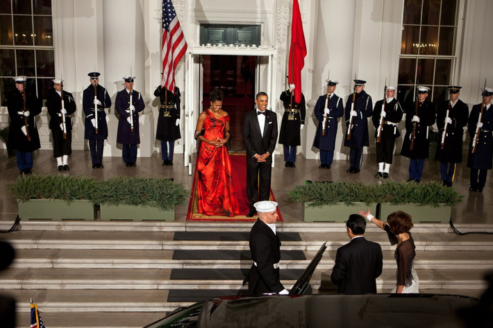 Đệ nhất phu nhân Michelle Obama diện chiếc váy của Alexander McQueen trong buổi yến tiệc với Chủ tịch Trung Quốc Hồ Cẩm Đào. Ảnh BI