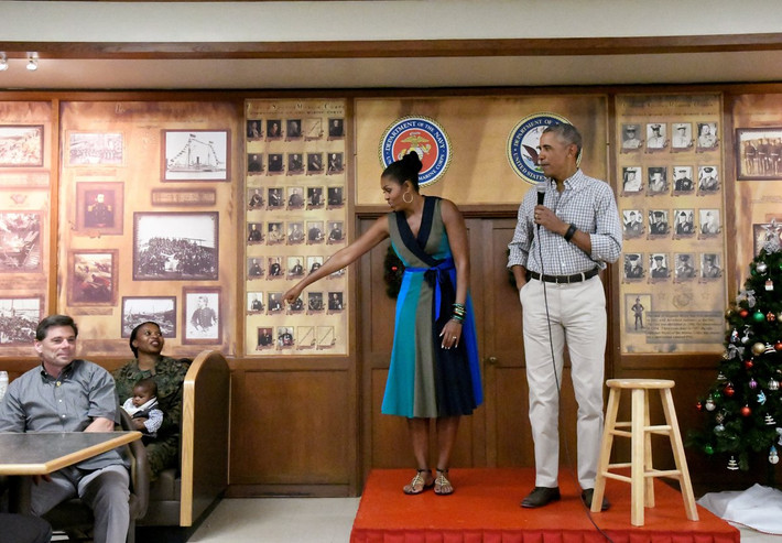 Trong dịp cả gia đình nghỉ mừng Giáng sinh và Năm mới ở Hawaii, Tổng thống Obama và vợ đọc bài phát biểu tại căn cứ Lính thủy đánh bộ Mỹ ở Kailua. Ảnh BI