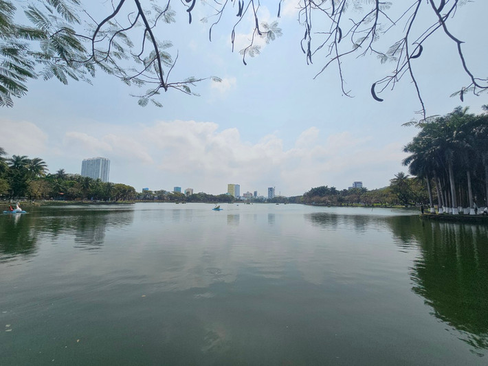Tuy nhiên, đến nay các đơn vị chức năng vẫn đang loay hoay chưa tìm được bãi thải để đổ hàng trăm ngàn khối bùn nạo vét từ lòng hồ công viên.