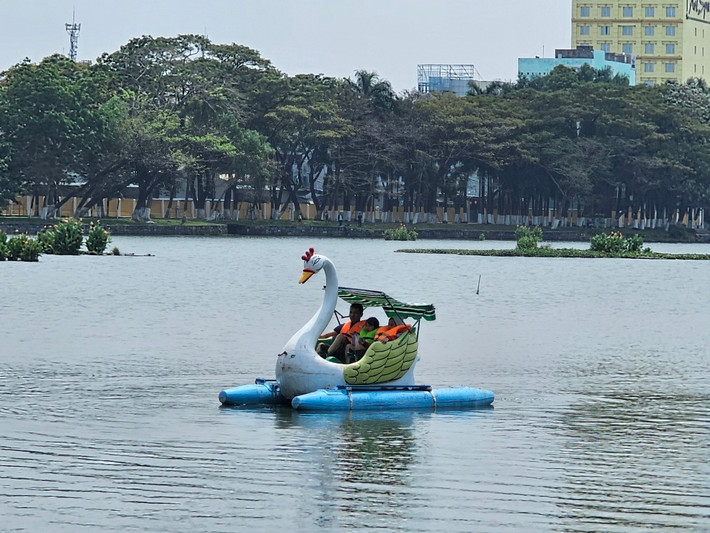 Lý do là bùn nạo vét ở lòng hồ không đủ điều kiện quy định để nhận chìm. Bùn này cũng không thể mang đổ ở bãi rác Khánh Sơn.