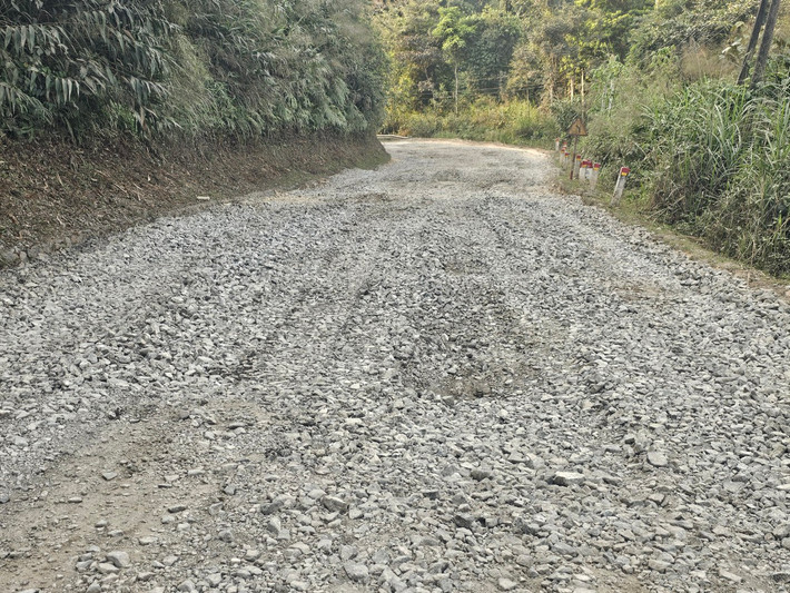 Nhiều đoạn đường trên tuyến Quốc lộ 14D nát như tương, được rải đá nham nhở.
