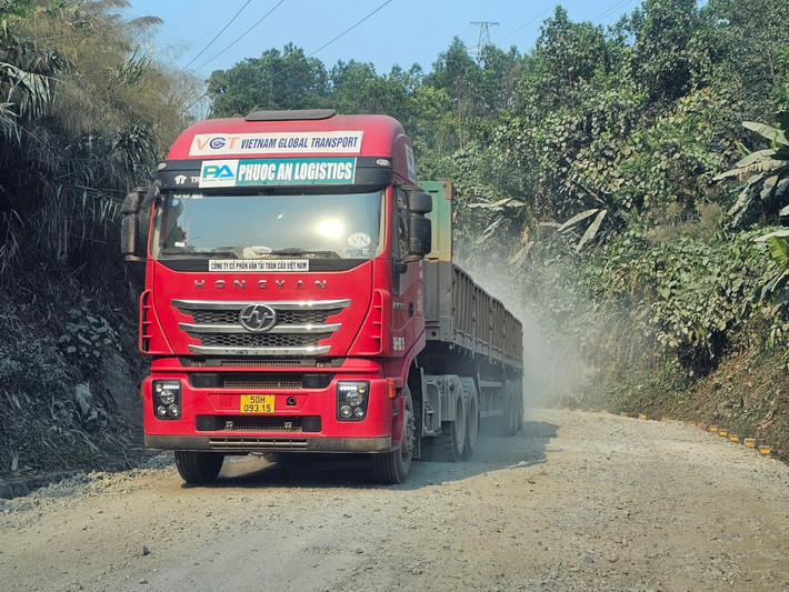 Một xe tải đang ì ạch bò trên Quốc lộ.