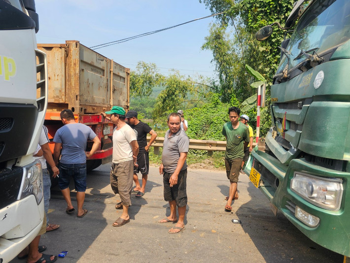 Tuy nhiên, vụ va chạm xảy ra tại khu vực cầu đã khiến giao thông trên tuyến Quốc lộ 14B bị ách tắc.