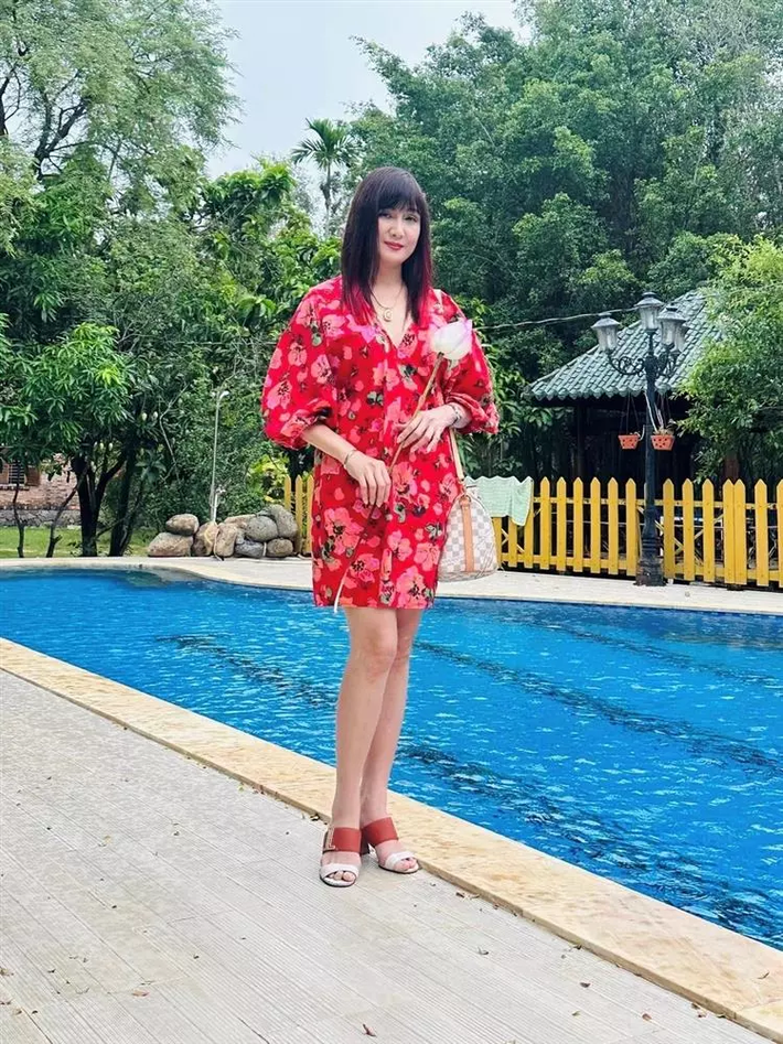 Ở tuổi U60, Hiền Mai vẫn sở hữu ngoại hình cực kỳ trẻ trung, xinh đẹp. Chị được báo chí, đồng nghiệp và khán giả đặt cho biệt danh "người đẹp không tuổi". Vợ chồng mỹ nhân hiện đang sống ở biệt thự rộng hơn 700m2 tại quận 2. Từ khi con trai du học Mỹ, Hiền Mai cũng dành nhiều thời gian ở Mỹ hơn.