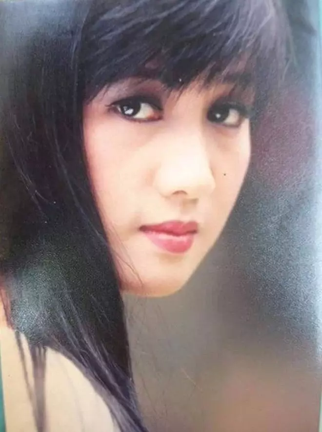 Sở hữu nhan sắc kiều diễm cùng mái tóc suôn dài đặc trưng, Hiền Mai là một trong những "nữ hoàng ảnh lịch" thập niên 90. Thời điểm đó, hình ảnh của cô xuất hiện khắp những cuốn lịch treo tường, bìa sổ lưu bút...