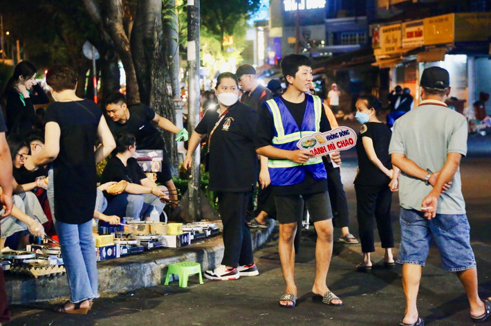 Thậm chí nhiều bạn TNV còn chèo kéo, mời những vị "thượng đế" ghé ủng hộ tiệm.