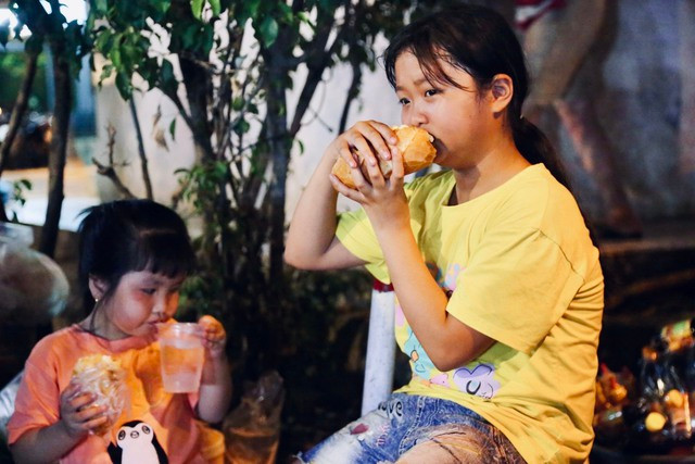 Từ người già, trẻ nhỏ đến những cô chú lao động phổ thông, hễ ai ghé ngang tiệm "bánh mì chảo 0 đồng" đều được đón tiếp một cách nồng hậu.