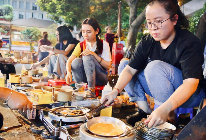 Mong rằng những phần ăn đêm tuy nhỏ bé nhưng sẽ giúp các cô chú lớn tuổi, người lao động phổ thông, vô gia cư có thêm niềm tin để tiếp tục vươn lên trong cuộc sống. Nhìn những vị khách được ăn ngon, những nụ cười hài lòng, những cái bắt tay cảm ơn đầy ân tình... khiến các TNV của nhóm "bánh mì chảo 0 đồng" có thêm động lực để cố gắng. Sài Gòn tối thứ 6 khiến ai cũng thấy ấm lòng...