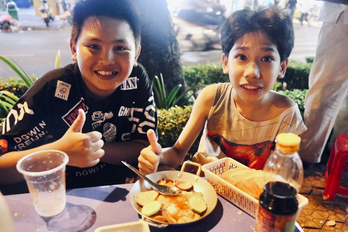 Một số em nhỏ khó khăn cũng theo gia đình đến tiệm bánh mì chảo để thưởng thức, đứa nào cũng vui vẻ và hào hứng vì được ăn đồ ngon, ăn xong chỉ cần trả phí bằng nụ cười thật tươi.