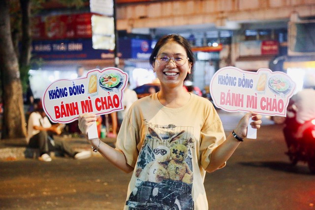 Tham gia nhóm được khoảng 1 tháng, chị Huỳnh Hằng (34 tuổi) cho biết sau một ngày làm việc vất vả, được tham gia hoạt động thiện nguyện thấy rất vui, đặc biệt những suất ăn đêm đã giúp các cô chú khó khăn đỡ bớt một phần chi phí, ai cũng thấy ấm lòng: "Thấy cô chú ăn ngon, mình phấn khích lắm, mình phải cảm ơn cô chú đã đến với mình nên mình cũng cố hết sức chèo kéo để cô chú biết đến bánh mì chảo 0 đồng mà tới ủng hộ", chị Huỳnh Hằng chia sẻ.
