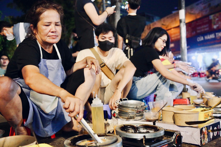 Trong khi đó, cô Phan Thị Cúc (55 tuổi, đầu bếp) cho biết dù đi làm tạp vụ nhưng cứ đến tối thứ 6, cô lại dành thời gian để hỗ trợ việc nấu nướng cho nhóm: "Ban ngày cô đi làm tạp vụ, 4h chiều cô về rồi ra đây, dù hơi mệt nhưng ra đây cô thấy thích và vui hơn. Khách càng đông là cô càng vui, vui vì việc làm của mình giúp được mọi người nên cô chỉ mong tới thứ 6 để đi tham gia cùng nhóm", cô Cúc vui vẻ nói.