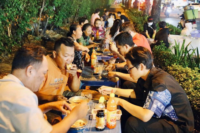 Rất nhiều cô chú lao động phổ thông, người vô gia cư, có hoàn cảnh khó khăn đã đến ủng hộ tiệm "bánh mì chảo 0 đồng", ăn xong chỉ cần trả phí bằng nụ cười thay cho lời cảm ơn.