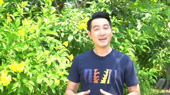 Xung quanh nhà, Nguyễn Phi Hùng trồng rất nhiều cây xanh, cây ăn trái, các loại hoa, dây leo. Thời gian đầu, nam ca sĩ "Nhớ gấp ngàn lần hơn" còn có cả một trại chăn nuôi gia súc. Anh luôn cảm thấy nhẹ lòng, yêu đời, yêu cuộc sống hơn khi cho bầy gia súc ăn hay chăm sóc vườn tược, cây cối.