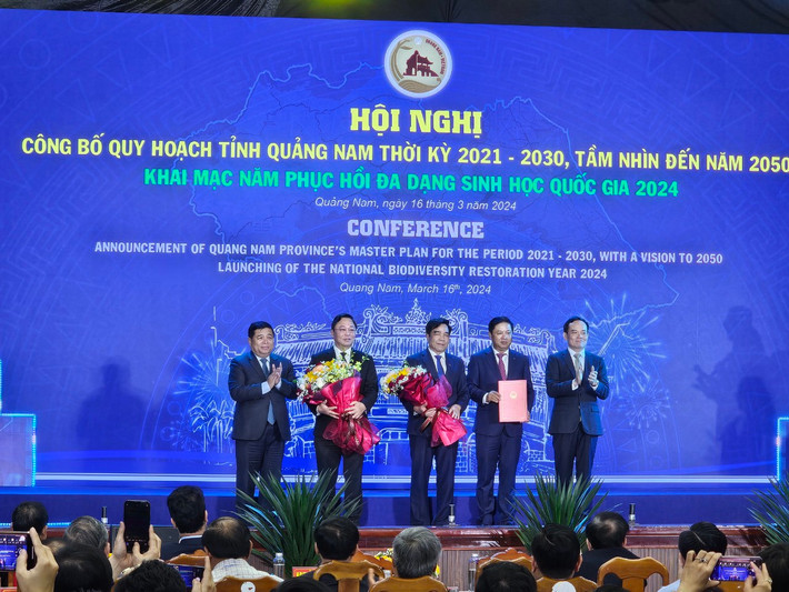 Phó Thủ tướng Chính phủ Trần Lưu Quang trao Quyết định phê duyệt Quy hoạch tỉnh Quảng Nam thời kỳ 2021 - 2030, tầm nhìn đến năm 2050 cho Lãnh đạo tỉnh.