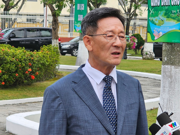 "Với tư cách là nhà đầu tư nước ngoài, chúng tôi mong nhận được sự đồng hành, hỗ trợ từ chính quyền địa phương cũng như cấp Trung ương trong việc giải quyết nhanh các vấn đề phát sinh trong quá trình triển khai dự án." một nhà đầu tư chia sẻ.