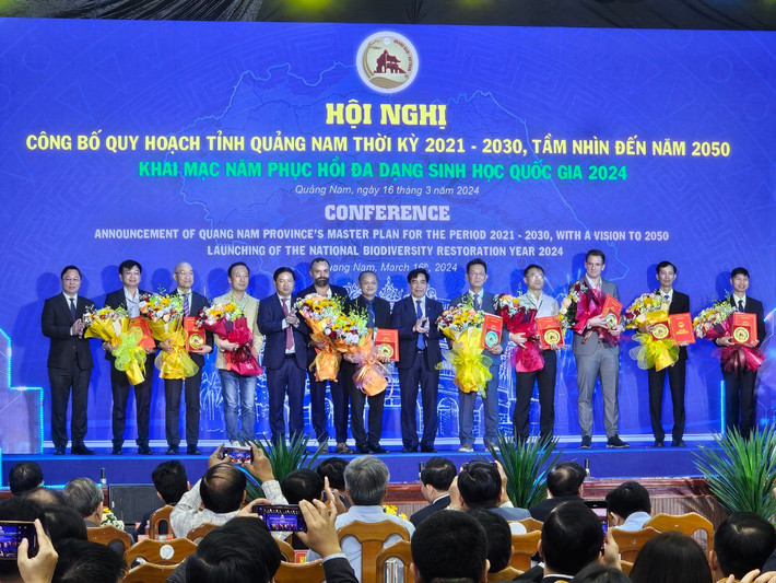 Tại Hội nghị, lãnh đạo tỉnh Quảng Nam cũng đã trao quyết định chấp thuận chủ trương đầu tư, chứng nhận đăng ký đầu tư và thỏa thuận nghiên cứu địa điểm đầu tư cho các nhà đầu tư.