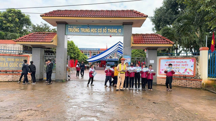 Thời gian tới, lực lượng CSGT Công an tỉnh sẽ tiếp tục thể hiện tinh thần, trách nhiệm cao, luôn đồng hành cùng người dân trên mọi tuyến đường. Khi gặp sự cố về phương tiện, gặp nạn trên đường hoặc cần hỗ trợ, người dân có thể liên hệ với lực lượng chức năng gần nhất hoặc liên lạc với lực lượng Cảnh sát giao thông qua trực ban Phòng Cảnh sát giao thông (số điện thoại: 02623.968163), tài khoản Zalo “Phòng Cảnh sát giao thông Công an tỉnh Đắk Lắk”.