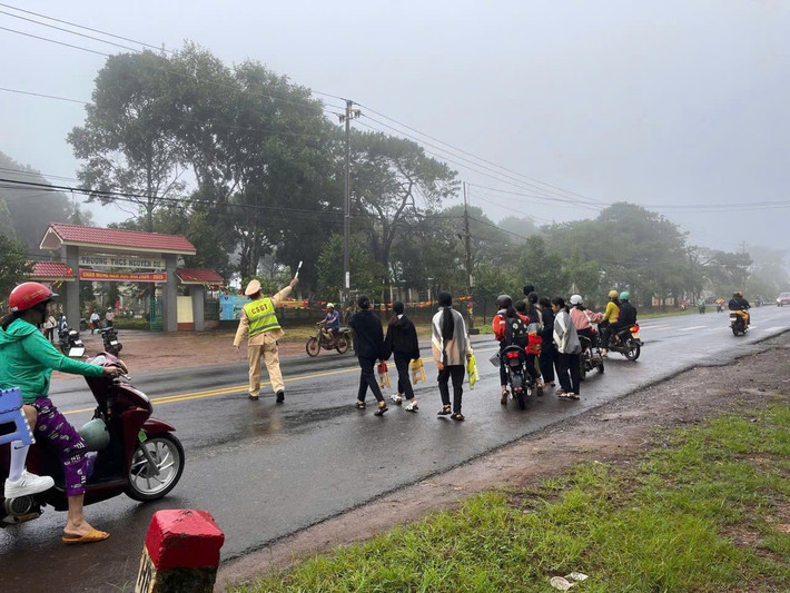 Trong tháng 9 và tháng 10/2024 (tháng cao điểm an toàn giao thông cho học sinh đến trường), lực lượng Cảnh sát giao thông toàn tỉnh thường xuyên ứng trực, tăng cường tuyên truyền, phổ biến, giáo dục pháp luật về TTATGT, hướng dẫn kỹ năng lái xe gắn máy, xe máy điện, xe đạp điện an toàn cho lứa tuổi học sinh; đồng thời phát tờ rơi, hướng dẫn các em học sinh qua đường tại các khu vực cổng trường phức tạp về TTATGT vào giờ cao điểm, nhất là những hôm thời tiết mưa gió, sương mù, đường trơn trượt...