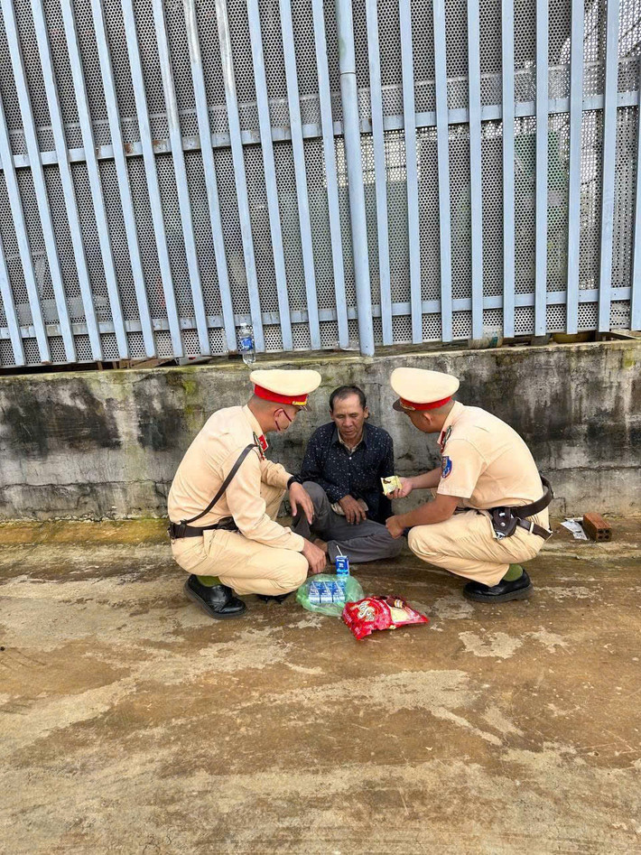 Giúp đỡ ông Nguyễn Đình Bân (sinh ngày 15/07/1962, trú tại thôn Tân Hòa, xã EaKuăng, huyện Krông Pắc, tỉnh Đắk Lắk) khi đang điều khiển phương tiện bị ngất xỉu trên đường vào ngày 13/8/2024, tại Km 133+400 QL26 (thuộc địa bàn xã Ea Knuêc,huyện Krông Pắc, Đắk Lắk).
