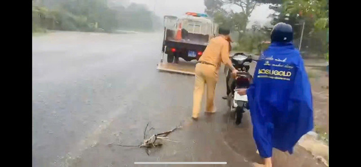 Với tinh thần quyết liệt, thượng tôn pháp luật, cán bộ chiến sĩ Phòng Cảnh sát giao thông Công an tỉnh Đắk Lắk thời gian qua đã tăng cường tuần tra, kiểm soát, xử lý quyết liệt các vi phạm về trật tự, an toàn giao thông. Không chỉ vậy, các cán bộ, chiến sĩ CSGT còn dầm mình trong mưa hỗ trợ người dân đẩy xe chết máy, dọn dẹp đất đá sạt lở, cây cối gãy ngã, hướng dẫn người dân đi lại thuận tiện… thể hiện đúng tinh thần vì nhân dân phục vụ với phương châm “Lúc dân cần cảnh sát giao thông có, đâu dân khó có cảnh sát giao thông”.
