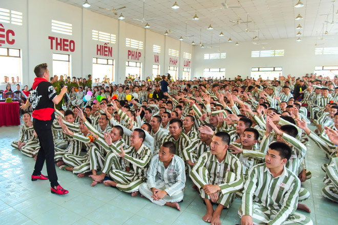 Chia sẻ về chuyến đi lần này, Mr. Đàm cho biết, biểu diễn ở các trại giam là một trong những hoạt động luôn được anh quan tâm và ưu tiên hàng đầu vào mỗi dịp Tết.