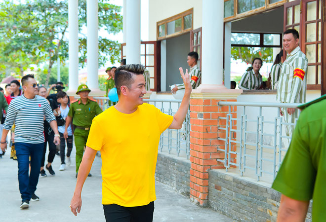 Vào dịp Tết Nguyên Đán 2019, Mr. Đàm và các đồng nghiệp đã khiến nhiều khán giả bất ngờ khi nhận lời trình diễn một số show đặc biệt, đến thăm các trại giam và hát cho các tù nhân đang học tập, cải tạo.