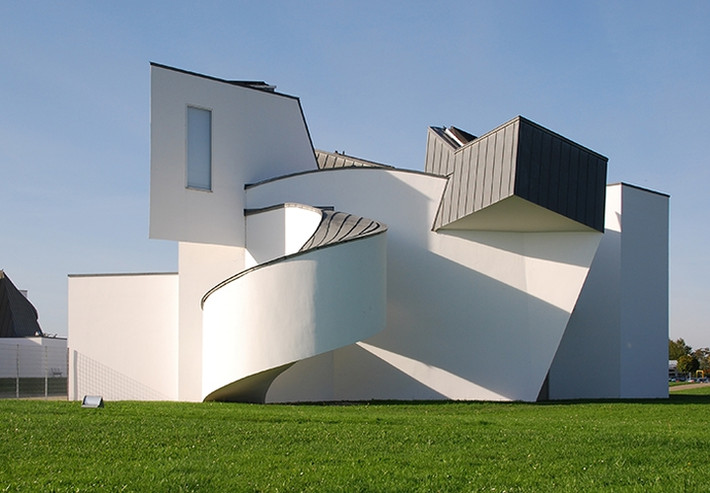 Nằm ở Weil Am Rhein, Đức, Bảo tàng Thiết kế Vitra trưng bày các đồ đạc và các thiết kế nội thất trong nhà. Tuy nhiên, công trình này thu hút nhiều sự chú ý bởi chính thiết kế của nó qua những đường cong phá cách.