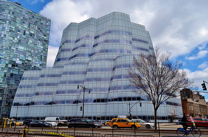 Khác biệt có lẽ là từ phù hợp nhất để miêu tả tòa nhà Iac ở New York và đây lại là một sự sáng tạo nữa của kiến trúc sư tài năng Frank Gehry.
