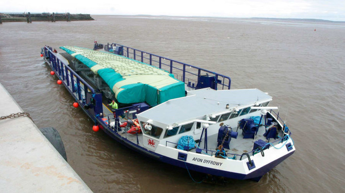 Tại xứ Wales, cánh của máy bay được vận chuyển bằng đường sông từ Broughton đến Mostyn trên một chiếc sà lan có tên Afon Dyfrdwy. Sau đó chúng được chuyển tới Ciudad de Cadiz, thành phố cảng lâu đời của xứ Andalucia, Tây Ban Nha, trên một trong 3 chiếc thuyền được thiết kế đặc biệt để phục vụ vận chuyển các bộ phận lớn của Airbus. Ảnh: Airbus.