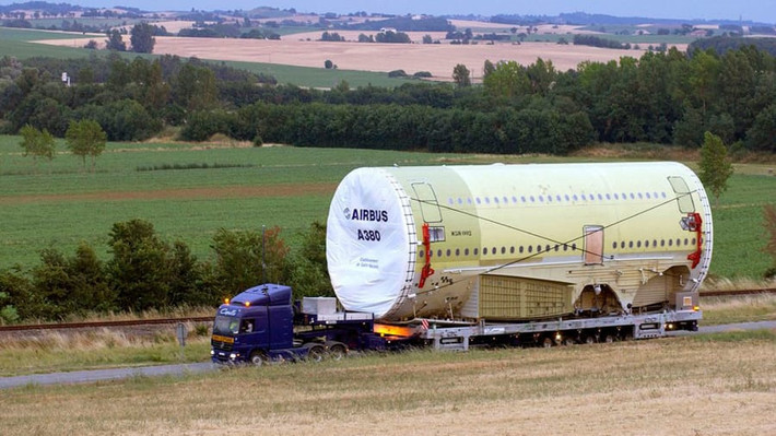 Có tổng cộng khoảng 4 triệu bộ phận cấu thành một chiếc Airbus A380 và những linh kiện này được sản xuất bởi 1.500 công ty ở 30 quốc gia trên khắp thế giới. Tất cả sẽ được vận chuyển đến nhà máy lắp ráp của Airbus ở gần sân bay Toulouse-Blagnac tại Pháp. Ảnh: Airbus.